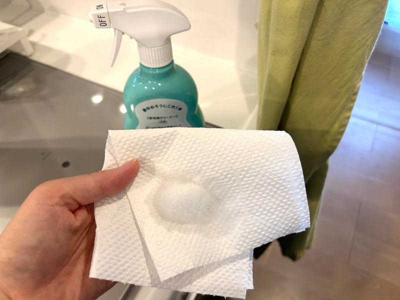 簡単お掃除ステップ！用意するもの, 1．まずは食品を一時退散！, 2．ウタマロを吹きかけてキッチンペーパーで拭き取り, 3．外側の扉・取っ手も忘れずに！, ワンポイント開運メモ, キッチンペーパーでできる冷蔵庫の浄化習慣を