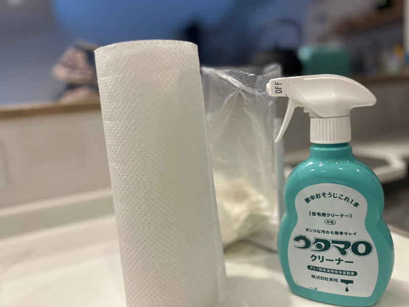 簡単お掃除ステップ！用意するもの, 1．まずは食品を一時退散！, 2．ウタマロを吹きかけてキッチンペーパーで拭き取り, 3．外側の扉・取っ手も忘れずに！, ワンポイント開運メモ, キッチンペーパーでできる冷蔵庫の浄化習慣を