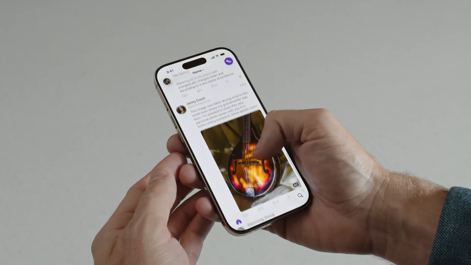 1. 新要素「Liquid Glass」によるデザインの刷新, 2. 通話が便利になる新機能, 3. 「ビジュアルインテリジェンス」が画面上に拡張, 4. メッセージや電話で利用できる翻訳機能
