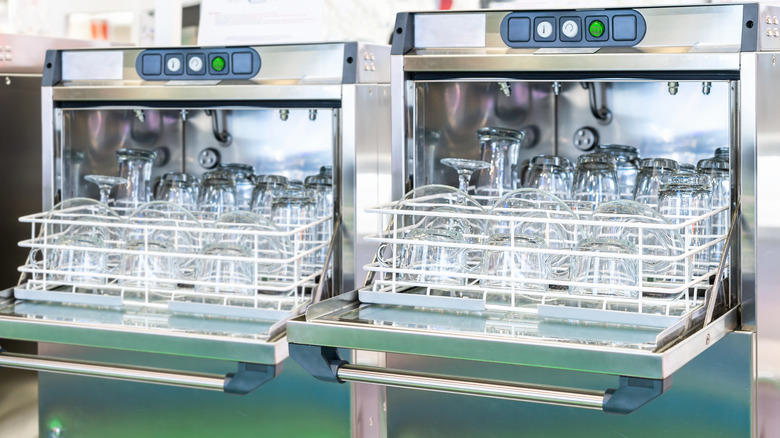 If Your Glasses Aren't Clean, Fix The Issue As Soon As Possible, Check Your Dispense System Pressure, Hold The Glass Correctly, Open The Tap Fully, Don't Move The Glass While Pouring, Keep The Tap Nozzle Out Of The Beer, Attain The Perfect Head, Serve The Beer As Soon As Possible