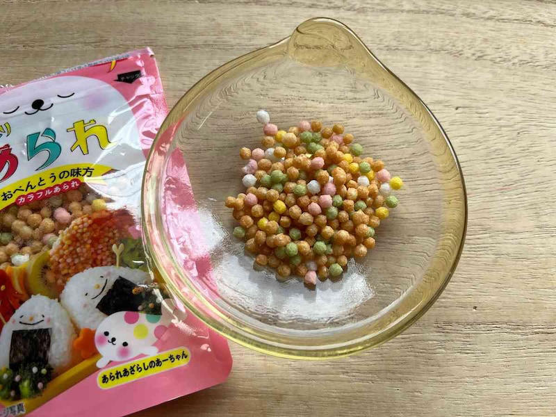 ダイソーの「ふりふりあられ」は大森屋が販売元, ダイソーの「ふりふりあられ」の価格・内容量, ダイソーの「ふりふりあられ」の原材料・賞味期限, ダイソーの「ふりふりあられ」のカロリー・栄養成分表示・アレルギー表示, ダイソーの「ふりふりあられ」はポリポリ食感, 【ダイソーのぶぶあられのアレンジレシピ①】「ふりふりあられ」の簡単あられご飯, 【ダイソーのぶぶあられのアレンジレシピ②】「ふりふりあられ」を納豆にトッピング, 【ダイソーのぶぶあられのアレンジレシピ③】あんかけに「ふりふりあられ」をトッピング, 【100均】ダイソーに「ふりふりあられ」が売っていない？ 「ぶぶあられ」は売り切れ？, ダイソー以外の100均でも「ふりふりあられ」は売ってる？ セリアとキャンドゥの「ぶぶあられ」は？, 100均ダイソー以外に「ふりふりあられ」は売ってる？ 業務スーパーの「ぶぶあられ」って？