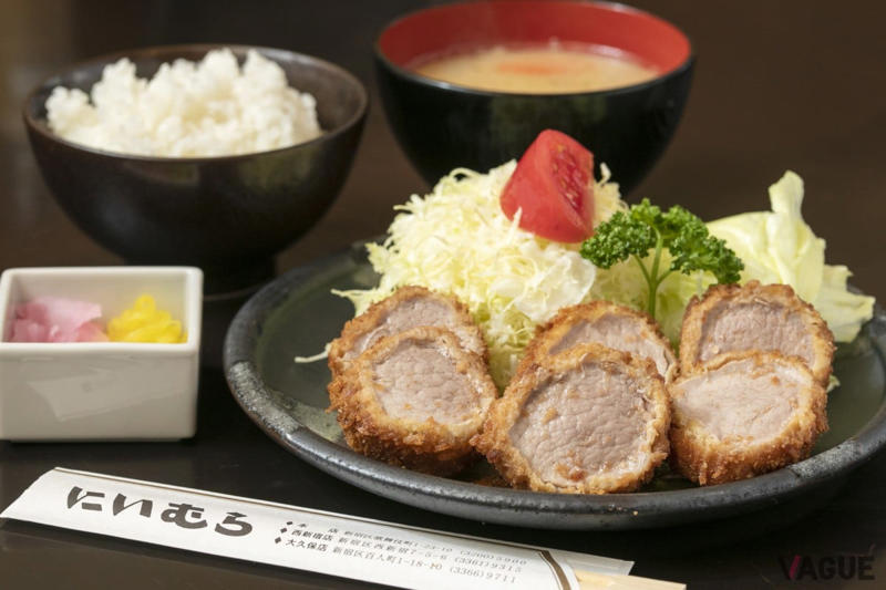 昭和の高度成長期、50歳で脱サラ、修行経験なしでいきなりとんかつ店オープン！, 一番人気メニューは程よくジューシーで旨味の強い「黒豚ロース定食」, あの『昭和の歌姫』がコマ劇場公演時に毎日取り寄せた「丸ヒレかつ定食」, 季節限定がいつからか通年のメニューになった「ロースかつカレー」