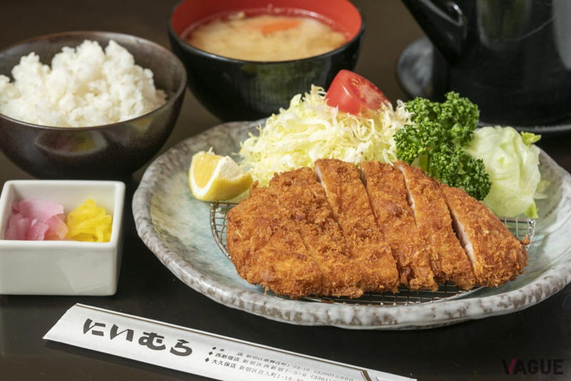昭和の高度成長期、50歳で脱サラ、修行経験なしでいきなりとんかつ店オープン！, 一番人気メニューは程よくジューシーで旨味の強い「黒豚ロース定食」, あの『昭和の歌姫』がコマ劇場公演時に毎日取り寄せた「丸ヒレかつ定食」, 季節限定がいつからか通年のメニューになった「ロースかつカレー」
