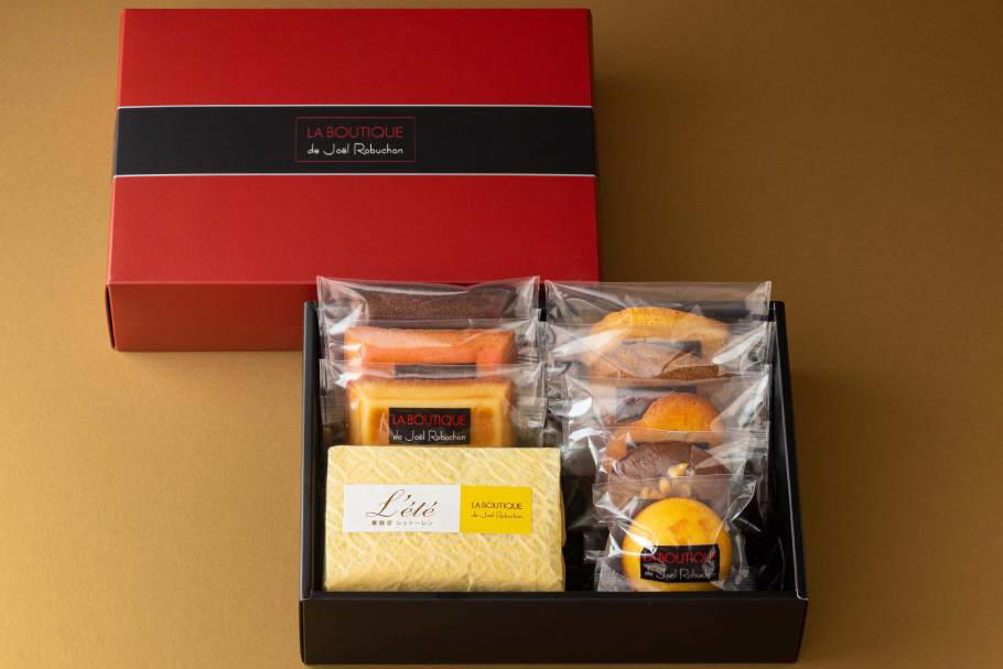 “まるでピーチ”の夏の特別なケーキ。桃感あふれる「THEピーチ」/ バターステイツ by銀のぶどう, “ザ・渋谷”のお土産。人気の型ぬきバウムが夏限定のオレンジ味で登場 / カタヌキヤ エキュートエディション渋谷店, 冷やしても美味しい。爽やかなレモンとラベンダー香るサマーシュトーレン / ジョエル・ロブション, 沖縄産本和香糖でコクとまろやかな甘み、北海道産小豆のこし餡で味変が楽しめるわらび餅 / 治一郎, 人気の夏限定プリンシリーズに、「白くまプリン」＆「完熟マンゴー」が新登場 / モロゾフ