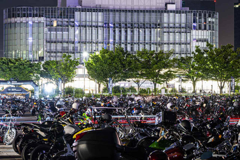 開場と同時に各地からライダーたちが続々と集結！, 新型 R12 G/Sも国内初お披露目！, 屋内会場では有名ビルダーによるカスタムバイクも特別展示！, アウトレット物販コーナーも大盛況！ , 最新モデルに触れられる試乗会も大人気！