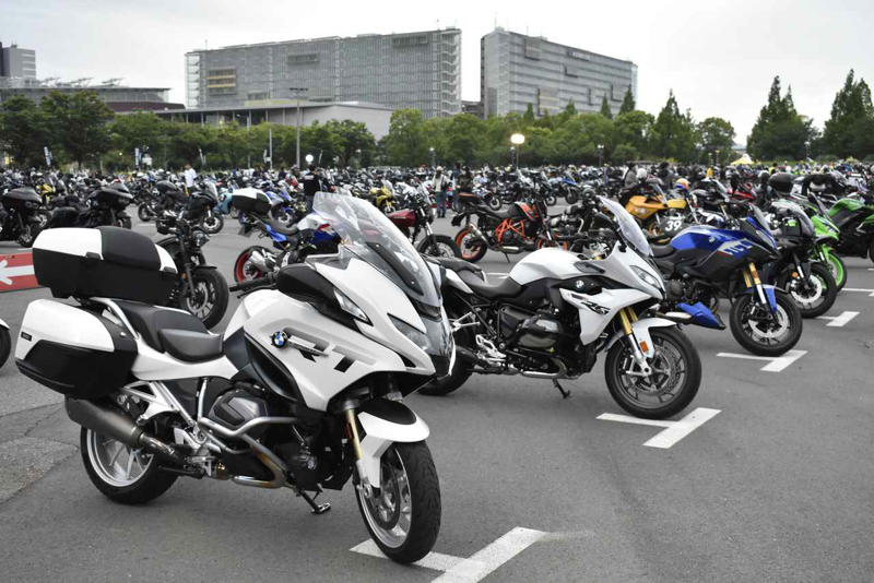 開場と同時に各地からライダーたちが続々と集結！, 新型 R12 G/Sも国内初お披露目！, 屋内会場では有名ビルダーによるカスタムバイクも特別展示！, アウトレット物販コーナーも大盛況！ , 最新モデルに触れられる試乗会も大人気！
