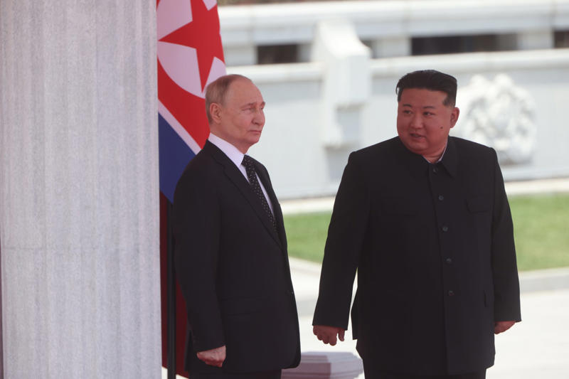 クルスク州でロシア軍に加勢する北朝鮮兵たち, ウクライナ特殊作戦軍の大佐がコメント, 「ドローン戦争」に対する理解がない, 失敗しても攻撃ルートを変えない北朝鮮兵たち, ロシア軍支給の装備を手放す兵士も, ロシア兵の3倍もの弾薬を携行, ロシア製兵器を「近代化」, ウクライナ軍にとって強敵？, 戦意の高さと行き届いた訓練, 「歩兵中心の部隊」, 一部は「砲弾の餌食」に, やみくもに突進する北朝鮮兵たち, 捕虜になるくらいなら命を捨てる覚悟, 「将軍さま万歳」, 北朝鮮軍部隊はどれほどの戦果を挙げているのか？, 韓国が明かしたデータ