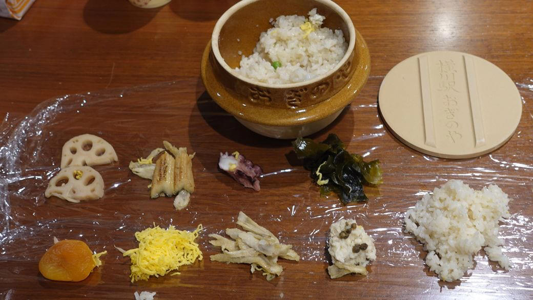  徹底比較①　峠の釜めしvs関西峠の釜めし　違いは「山の幸？海の幸？」 , お茶で味変するとなお良し,  徹底比較②　シウマイ弁当vs関西シウマイ弁当　関西風シウマイ、○○風味だ！ , おかずも通常版と異なっている