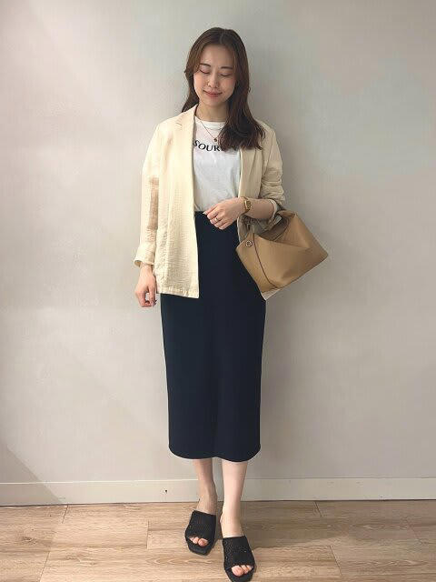 サテンスカートで上品な佇まいに, フレアスカート×レースシャツで軽やかに, リブスカートはカジュアルダウンしてこなれた雰囲気に, タイトスカートはシアージャケットで鮮度アップ, ドット柄スカートで大人可愛い印象に