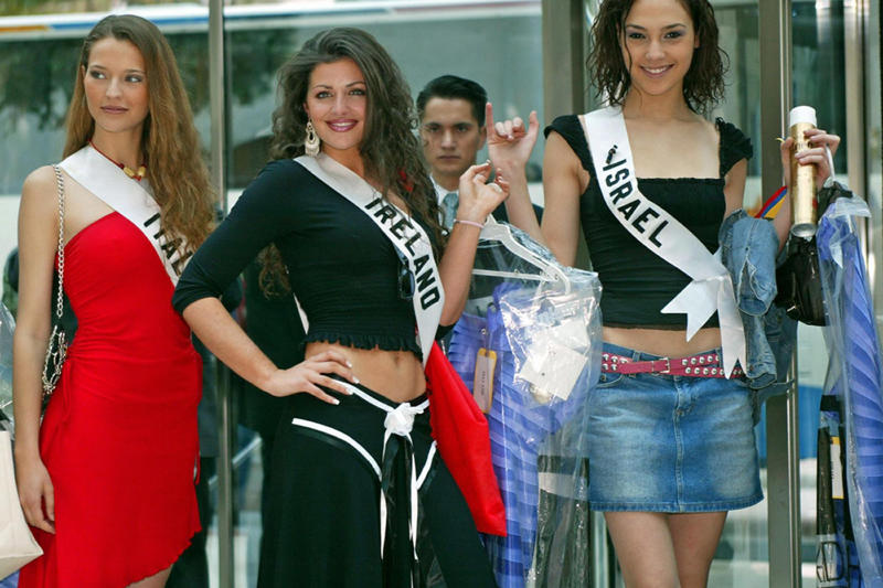 Gal Gadot: From 'Miss Israel' to 'Wonder Woman' The unexpected path to stardom, Halle Berry: From 'Miss Ohio' to the Oscars, Michelle Pfeiffer: The Californian beauty queen, Sharon Stone: Pennsylvanian beauty queen, Gal Gadot: From 'Miss Israel' to 'Wonder Woman', Vanessa Williams: 'Miss America' with scandal Included, Priyanka Chopra: From 'Miss World' to international star, Sophia Loren: The Italian charm, Lynda Carter: The first 'Wonder Woman'
