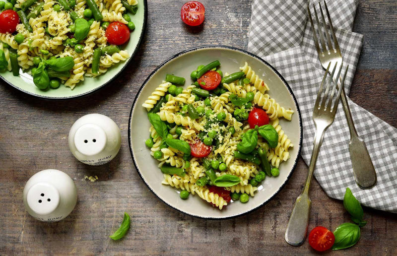 21. Pasta primavera, Canada or USA 36. Pasta frittata, Italy, 35. Cincinnati chilli, USA, 34. Naporitan, Japan, 33. Linguine alla Nerano, Italy, 32. Baked ziti, USA, 31. Fuži s tartufima, Croatia, 30. American chop suey, USA, 29. Kasha varnishkes, USA, 28. Pastitsio, Greece, 27. Pasta con le sarde, Italy, 26. Sorrentinos, Argentina, 25. Pasta alla Norma, Italy, 24. Krautfleckerl, Austria, 23. Pasta e fagioli, Italy, 22. Filipino spaghetti, Philippines, 21. Pasta primavera, Canada or USA, 20. Tortellini alla panna, Italy, 19. Tallarines verdes, Peru, 18. Koshari, Egypt, 17. Pasta puttanesca, Italy, 16. Älplermagronen, Switzerland, 15. Fettuccine Alfredo, Italy and USA, 14. Cacio e pepe, Italy, 13. Uni pasta, Japan, 12. Gratin de crozets, France, 11. Spaghetti alla vongole, Italy, 10. Giouvetsi, Greece, 9. Ravioli, Italy, 8. Fideuà, Spain, 7. Pasta pomodoro, Italy, 6. Spaghetti Bolognese, UK and USA, 5. Cannelloni, Italy, 4. Mac 'n' cheese, Italy and UK, 3. Pasta alla carbonara, Italy, 2. Käsespätzle, various locations