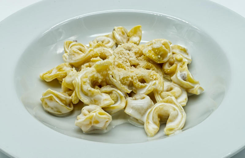 20. Tortellini alla panna, Italy 36. Pasta frittata, Italy, 35. Cincinnati chilli, USA, 34. Naporitan, Japan, 33. Linguine alla Nerano, Italy, 32. Baked ziti, USA, 31. Fuži s tartufima, Croatia, 30. American chop suey, USA, 29. Kasha varnishkes, USA, 28. Pastitsio, Greece, 27. Pasta con le sarde, Italy, 26. Sorrentinos, Argentina, 25. Pasta alla Norma, Italy, 24. Krautfleckerl, Austria, 23. Pasta e fagioli, Italy, 22. Filipino spaghetti, Philippines, 21. Pasta primavera, Canada or USA, 20. Tortellini alla panna, Italy, 19. Tallarines verdes, Peru, 18. Koshari, Egypt, 17. Pasta puttanesca, Italy, 16. Älplermagronen, Switzerland, 15. Fettuccine Alfredo, Italy and USA, 14. Cacio e pepe, Italy, 13. Uni pasta, Japan, 12. Gratin de crozets, France, 11. Spaghetti alla vongole, Italy, 10. Giouvetsi, Greece, 9. Ravioli, Italy, 8. Fideuà, Spain, 7. Pasta pomodoro, Italy, 6. Spaghetti Bolognese, UK and USA, 5. Cannelloni, Italy, 4. Mac 'n' cheese, Italy and UK, 3. Pasta alla carbonara, Italy, 2. Käsespätzle, various locations