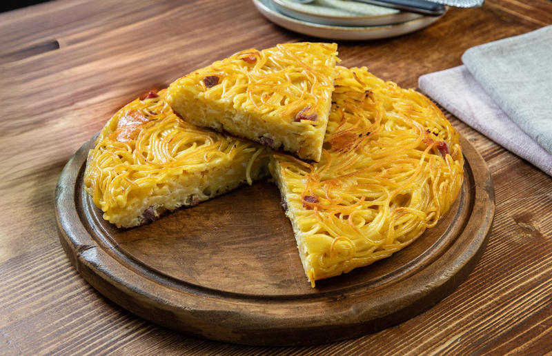 36. Pasta frittata, Italy 36. Pasta frittata, Italy, 35. Cincinnati chilli, USA, 34. Naporitan, Japan, 33. Linguine alla Nerano, Italy, 32. Baked ziti, USA, 31. Fuži s tartufima, Croatia, 30. American chop suey, USA, 29. Kasha varnishkes, USA, 28. Pastitsio, Greece, 27. Pasta con le sarde, Italy, 26. Sorrentinos, Argentina, 25. Pasta alla Norma, Italy, 24. Krautfleckerl, Austria, 23. Pasta e fagioli, Italy, 22. Filipino spaghetti, Philippines, 21. Pasta primavera, Canada or USA, 20. Tortellini alla panna, Italy, 19. Tallarines verdes, Peru, 18. Koshari, Egypt, 17. Pasta puttanesca, Italy, 16. Älplermagronen, Switzerland, 15. Fettuccine Alfredo, Italy and USA, 14. Cacio e pepe, Italy, 13. Uni pasta, Japan, 12. Gratin de crozets, France, 11. Spaghetti alla vongole, Italy, 10. Giouvetsi, Greece, 9. Ravioli, Italy, 8. Fideuà, Spain, 7. Pasta pomodoro, Italy, 6. Spaghetti Bolognese, UK and USA, 5. Cannelloni, Italy, 4. Mac 'n' cheese, Italy and UK, 3. Pasta alla carbonara, Italy, 2. Käsespätzle, various locations