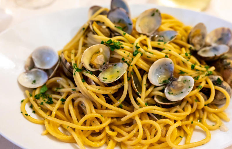 11. Spaghetti alla vongole, Italy 36. Pasta frittata, Italy, 35. Cincinnati chilli, USA, 34. Naporitan, Japan, 33. Linguine alla Nerano, Italy, 32. Baked ziti, USA, 31. Fuži s tartufima, Croatia, 30. American chop suey, USA, 29. Kasha varnishkes, USA, 28. Pastitsio, Greece, 27. Pasta con le sarde, Italy, 26. Sorrentinos, Argentina, 25. Pasta alla Norma, Italy, 24. Krautfleckerl, Austria, 23. Pasta e fagioli, Italy, 22. Filipino spaghetti, Philippines, 21. Pasta primavera, Canada or USA, 20. Tortellini alla panna, Italy, 19. Tallarines verdes, Peru, 18. Koshari, Egypt, 17. Pasta puttanesca, Italy, 16. Älplermagronen, Switzerland, 15. Fettuccine Alfredo, Italy and USA, 14. Cacio e pepe, Italy, 13. Uni pasta, Japan, 12. Gratin de crozets, France, 11. Spaghetti alla vongole, Italy, 10. Giouvetsi, Greece, 9. Ravioli, Italy, 8. Fideuà, Spain, 7. Pasta pomodoro, Italy, 6. Spaghetti Bolognese, UK and USA, 5. Cannelloni, Italy, 4. Mac 'n' cheese, Italy and UK, 3. Pasta alla carbonara, Italy, 2. Käsespätzle, various locations