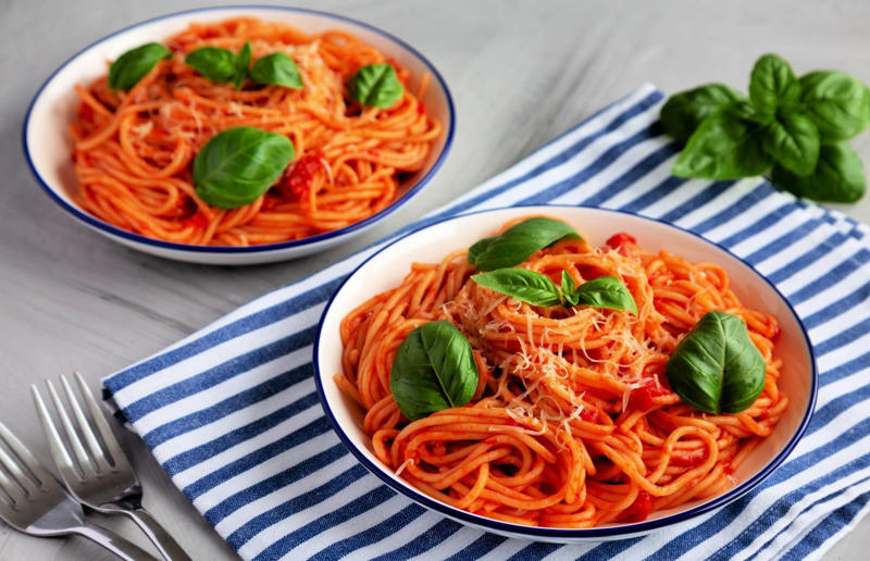 7. Pasta pomodoro, Italy 36. Pasta frittata, Italy, 35. Cincinnati chilli, USA, 34. Naporitan, Japan, 33. Linguine alla Nerano, Italy, 32. Baked ziti, USA, 31. Fuži s tartufima, Croatia, 30. American chop suey, USA, 29. Kasha varnishkes, USA, 28. Pastitsio, Greece, 27. Pasta con le sarde, Italy, 26. Sorrentinos, Argentina, 25. Pasta alla Norma, Italy, 24. Krautfleckerl, Austria, 23. Pasta e fagioli, Italy, 22. Filipino spaghetti, Philippines, 21. Pasta primavera, Canada or USA, 20. Tortellini alla panna, Italy, 19. Tallarines verdes, Peru, 18. Koshari, Egypt, 17. Pasta puttanesca, Italy, 16. Älplermagronen, Switzerland, 15. Fettuccine Alfredo, Italy and USA, 14. Cacio e pepe, Italy, 13. Uni pasta, Japan, 12. Gratin de crozets, France, 11. Spaghetti alla vongole, Italy, 10. Giouvetsi, Greece, 9. Ravioli, Italy, 8. Fideuà, Spain, 7. Pasta pomodoro, Italy, 6. Spaghetti Bolognese, UK and USA, 5. Cannelloni, Italy, 4. Mac 'n' cheese, Italy and UK, 3. Pasta alla carbonara, Italy, 2. Käsespätzle, various locations