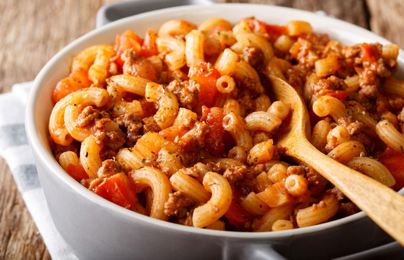 30. American chop suey, USA 36. Pasta frittata, Italy, 35. Cincinnati chilli, USA, 34. Naporitan, Japan, 33. Linguine alla Nerano, Italy, 32. Baked ziti, USA, 31. Fuži s tartufima, Croatia, 30. American chop suey, USA, 29. Kasha varnishkes, USA, 28. Pastitsio, Greece, 27. Pasta con le sarde, Italy, 26. Sorrentinos, Argentina, 25. Pasta alla Norma, Italy, 24. Krautfleckerl, Austria, 23. Pasta e fagioli, Italy, 22. Filipino spaghetti, Philippines, 21. Pasta primavera, Canada or USA, 20. Tortellini alla panna, Italy, 19. Tallarines verdes, Peru, 18. Koshari, Egypt, 17. Pasta puttanesca, Italy, 16. Älplermagronen, Switzerland, 15. Fettuccine Alfredo, Italy and USA, 14. Cacio e pepe, Italy, 13. Uni pasta, Japan, 12. Gratin de crozets, France, 11. Spaghetti alla vongole, Italy, 10. Giouvetsi, Greece, 9. Ravioli, Italy, 8. Fideuà, Spain, 7. Pasta pomodoro, Italy, 6. Spaghetti Bolognese, UK and USA, 5. Cannelloni, Italy, 4. Mac 'n' cheese, Italy and UK, 3. Pasta alla carbonara, Italy, 2. Käsespätzle, various locations