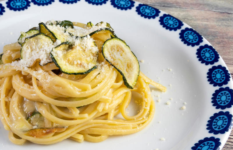 33. Linguine alla Nerano, Italy 36. Pasta frittata, Italy, 35. Cincinnati chilli, USA, 34. Naporitan, Japan, 33. Linguine alla Nerano, Italy, 32. Baked ziti, USA, 31. Fuži s tartufima, Croatia, 30. American chop suey, USA, 29. Kasha varnishkes, USA, 28. Pastitsio, Greece, 27. Pasta con le sarde, Italy, 26. Sorrentinos, Argentina, 25. Pasta alla Norma, Italy, 24. Krautfleckerl, Austria, 23. Pasta e fagioli, Italy, 22. Filipino spaghetti, Philippines, 21. Pasta primavera, Canada or USA, 20. Tortellini alla panna, Italy, 19. Tallarines verdes, Peru, 18. Koshari, Egypt, 17. Pasta puttanesca, Italy, 16. Älplermagronen, Switzerland, 15. Fettuccine Alfredo, Italy and USA, 14. Cacio e pepe, Italy, 13. Uni pasta, Japan, 12. Gratin de crozets, France, 11. Spaghetti alla vongole, Italy, 10. Giouvetsi, Greece, 9. Ravioli, Italy, 8. Fideuà, Spain, 7. Pasta pomodoro, Italy, 6. Spaghetti Bolognese, UK and USA, 5. Cannelloni, Italy, 4. Mac 'n' cheese, Italy and UK, 3. Pasta alla carbonara, Italy, 2. Käsespätzle, various locations