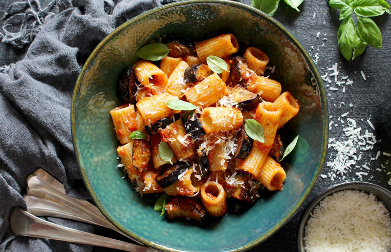 25. Pasta alla Norma, Italy 36. Pasta frittata, Italy, 35. Cincinnati chilli, USA, 34. Naporitan, Japan, 33. Linguine alla Nerano, Italy, 32. Baked ziti, USA, 31. Fuži s tartufima, Croatia, 30. American chop suey, USA, 29. Kasha varnishkes, USA, 28. Pastitsio, Greece, 27. Pasta con le sarde, Italy, 26. Sorrentinos, Argentina, 25. Pasta alla Norma, Italy, 24. Krautfleckerl, Austria, 23. Pasta e fagioli, Italy, 22. Filipino spaghetti, Philippines, 21. Pasta primavera, Canada or USA, 20. Tortellini alla panna, Italy, 19. Tallarines verdes, Peru, 18. Koshari, Egypt, 17. Pasta puttanesca, Italy, 16. Älplermagronen, Switzerland, 15. Fettuccine Alfredo, Italy and USA, 14. Cacio e pepe, Italy, 13. Uni pasta, Japan, 12. Gratin de crozets, France, 11. Spaghetti alla vongole, Italy, 10. Giouvetsi, Greece, 9. Ravioli, Italy, 8. Fideuà, Spain, 7. Pasta pomodoro, Italy, 6. Spaghetti Bolognese, UK and USA, 5. Cannelloni, Italy, 4. Mac 'n' cheese, Italy and UK, 3. Pasta alla carbonara, Italy, 2. Käsespätzle, various locations