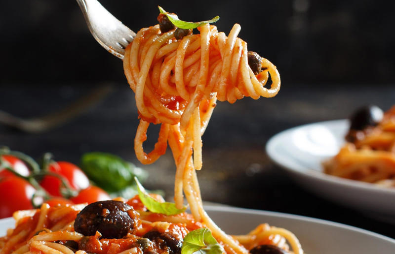 17. Pasta puttanesca, Italy 36. Pasta frittata, Italy, 35. Cincinnati chilli, USA, 34. Naporitan, Japan, 33. Linguine alla Nerano, Italy, 32. Baked ziti, USA, 31. Fuži s tartufima, Croatia, 30. American chop suey, USA, 29. Kasha varnishkes, USA, 28. Pastitsio, Greece, 27. Pasta con le sarde, Italy, 26. Sorrentinos, Argentina, 25. Pasta alla Norma, Italy, 24. Krautfleckerl, Austria, 23. Pasta e fagioli, Italy, 22. Filipino spaghetti, Philippines, 21. Pasta primavera, Canada or USA, 20. Tortellini alla panna, Italy, 19. Tallarines verdes, Peru, 18. Koshari, Egypt, 17. Pasta puttanesca, Italy, 16. Älplermagronen, Switzerland, 15. Fettuccine Alfredo, Italy and USA, 14. Cacio e pepe, Italy, 13. Uni pasta, Japan, 12. Gratin de crozets, France, 11. Spaghetti alla vongole, Italy, 10. Giouvetsi, Greece, 9. Ravioli, Italy, 8. Fideuà, Spain, 7. Pasta pomodoro, Italy, 6. Spaghetti Bolognese, UK and USA, 5. Cannelloni, Italy, 4. Mac 'n' cheese, Italy and UK, 3. Pasta alla carbonara, Italy, 2. Käsespätzle, various locations