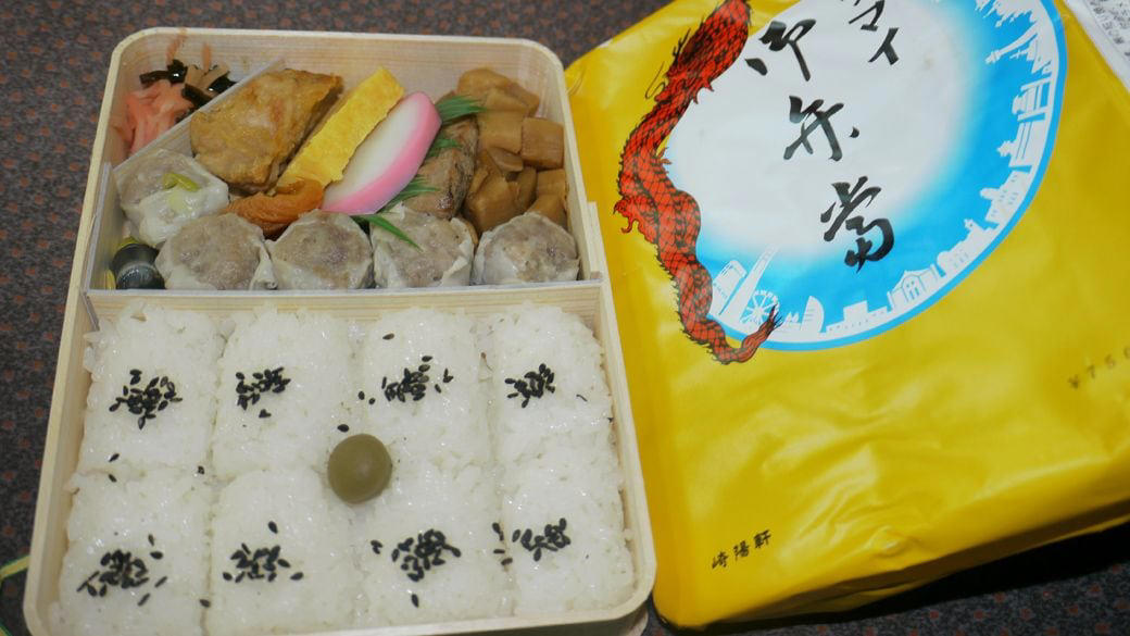  徹底比較①　峠の釜めしvs関西峠の釜めし　違いは「山の幸？海の幸？」 , お茶で味変するとなお良し,  徹底比較②　シウマイ弁当vs関西シウマイ弁当　関西風シウマイ、○○風味だ！ , おかずも通常版と異なっている