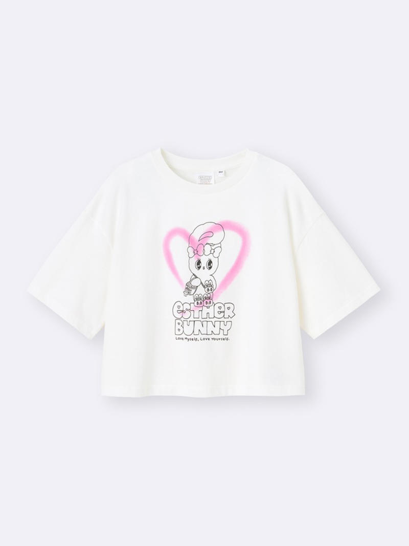 “仲良し姉妹”をテーマにウィメンズとティーンの2ライン展開, 【ウィメンズライン】大人かわいいメッセージで毎日をポジティブに, 【ティーンライン】トレンド感満載のアイテムで推し活もバッチリ, 作者エスター・キムさんも絶賛！「想像以上のものができた」