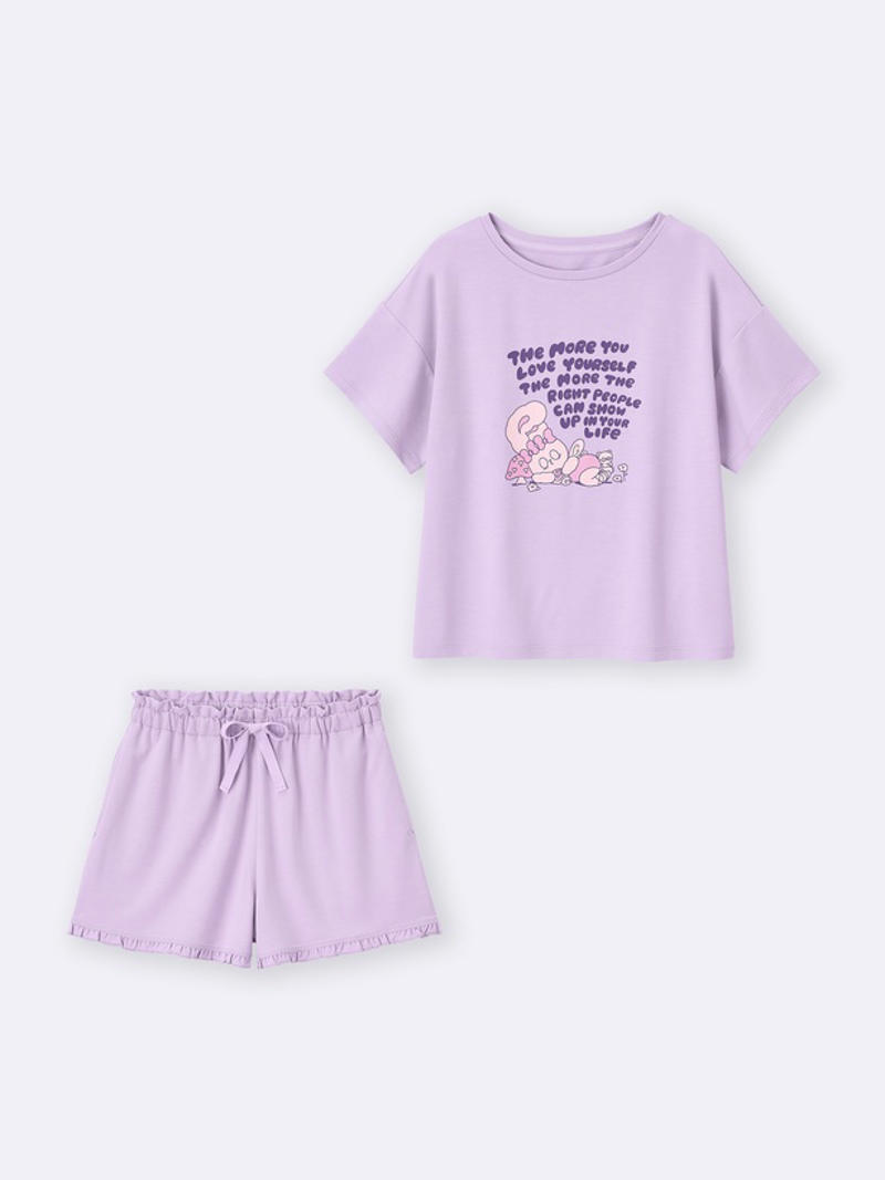 “仲良し姉妹”をテーマにウィメンズとティーンの2ライン展開, 【ウィメンズライン】大人かわいいメッセージで毎日をポジティブに, 【ティーンライン】トレンド感満載のアイテムで推し活もバッチリ, 作者エスター・キムさんも絶賛！「想像以上のものができた」