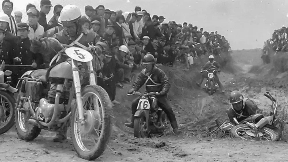 最初のバイクはエンジンもミッションもメイドイン名古屋, バイク好きが興じてモータースポーツにも熱中, 西へ東へバイクを変えながら東西奔走, 一年の初めは富士山を見に行くツーリング, バイクが与えてくれたもの。バイクに対する想いとは, 二輪車の楽しさや利便性、安全性に関する情報を発信