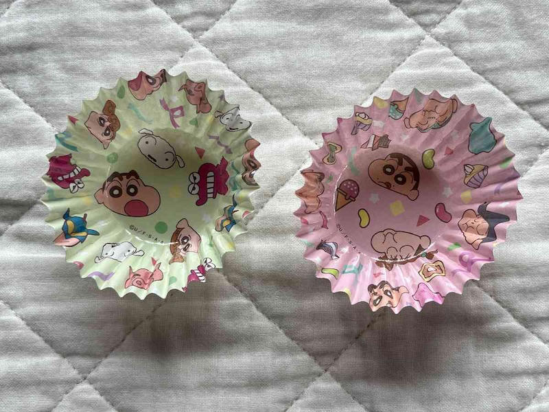 【セリアのクレヨンしんちゃんグッズ】500mlペットボトルに対応「ニットペットボトルカバー」, 【セリアのクレヨンしんちゃんグッズ】お菓子入れにもかわいい「フリーザーバッグL 6P クレヨンしんちゃん」, 【セリアのクレヨンしんちゃんグッズ】アウトドアにもおしゃれな推し活グッズ「ペーパーカップ クレヨンしんちゃん パーティー」, 【セリアのクレヨンしんちゃんグッズ】お弁当作りに便利！ 電子レンジOK「おかずカップ 20P 6号 クレヨンしんちゃんスイーツパーティー」, 【100均】セリアの「クレヨンしんちゃんグッズ」のコップもある？ 種類は？, 【100均】セリアでは「クレヨンしんちゃんポーチグッズ」売ってる？, クレヨンしんちゃんのグッズはいつまで売ってる？ 終売はいつ？