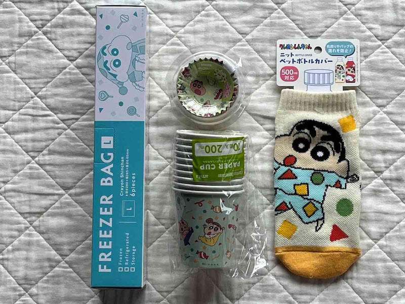 【セリアのクレヨンしんちゃんグッズ】500mlペットボトルに対応「ニットペットボトルカバー」, 【セリアのクレヨンしんちゃんグッズ】お菓子入れにもかわいい「フリーザーバッグL 6P クレヨンしんちゃん」, 【セリアのクレヨンしんちゃんグッズ】アウトドアにもおしゃれな推し活グッズ「ペーパーカップ クレヨンしんちゃん パーティー」, 【セリアのクレヨンしんちゃんグッズ】お弁当作りに便利！ 電子レンジOK「おかずカップ 20P 6号 クレヨンしんちゃんスイーツパーティー」, 【100均】セリアの「クレヨンしんちゃんグッズ」のコップもある？ 種類は？, 【100均】セリアでは「クレヨンしんちゃんポーチグッズ」売ってる？, クレヨンしんちゃんのグッズはいつまで売ってる？ 終売はいつ？