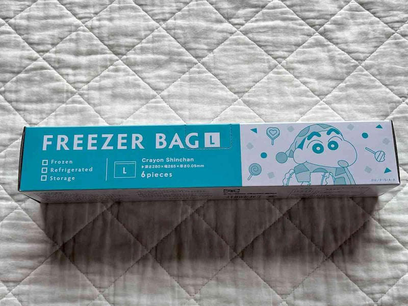 【セリアのクレヨンしんちゃんグッズ】500mlペットボトルに対応「ニットペットボトルカバー」, 【セリアのクレヨンしんちゃんグッズ】お菓子入れにもかわいい「フリーザーバッグL 6P クレヨンしんちゃん」, 【セリアのクレヨンしんちゃんグッズ】アウトドアにもおしゃれな推し活グッズ「ペーパーカップ クレヨンしんちゃん パーティー」, 【セリアのクレヨンしんちゃんグッズ】お弁当作りに便利！ 電子レンジOK「おかずカップ 20P 6号 クレヨンしんちゃんスイーツパーティー」, 【100均】セリアの「クレヨンしんちゃんグッズ」のコップもある？ 種類は？, 【100均】セリアでは「クレヨンしんちゃんポーチグッズ」売ってる？, クレヨンしんちゃんのグッズはいつまで売ってる？ 終売はいつ？
