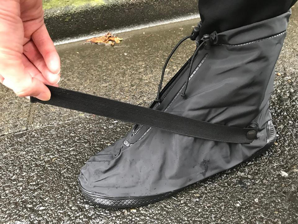 靴の上から履く防水シューズカバー, 脱ぎ履きはスムーズ, 滑らず歩きやすい, もちろん防水性ばっちり