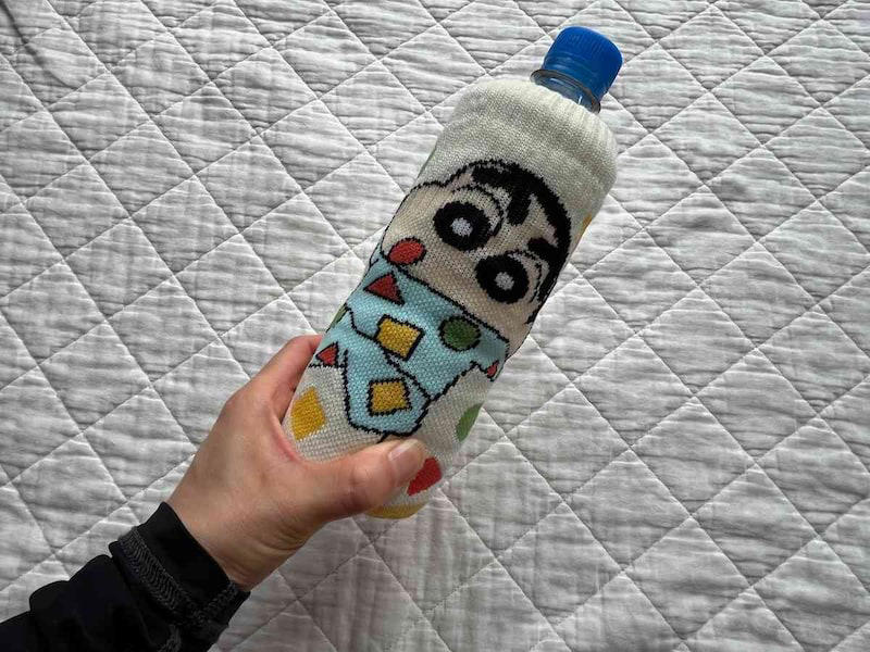 【セリアのクレヨンしんちゃんグッズ】500mlペットボトルに対応「ニットペットボトルカバー」, 【セリアのクレヨンしんちゃんグッズ】お菓子入れにもかわいい「フリーザーバッグL 6P クレヨンしんちゃん」, 【セリアのクレヨンしんちゃんグッズ】アウトドアにもおしゃれな推し活グッズ「ペーパーカップ クレヨンしんちゃん パーティー」, 【セリアのクレヨンしんちゃんグッズ】お弁当作りに便利！ 電子レンジOK「おかずカップ 20P 6号 クレヨンしんちゃんスイーツパーティー」, 【100均】セリアの「クレヨンしんちゃんグッズ」のコップもある？ 種類は？, 【100均】セリアでは「クレヨンしんちゃんポーチグッズ」売ってる？, クレヨンしんちゃんのグッズはいつまで売ってる？ 終売はいつ？