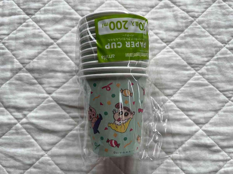 【セリアのクレヨンしんちゃんグッズ】500mlペットボトルに対応「ニットペットボトルカバー」, 【セリアのクレヨンしんちゃんグッズ】お菓子入れにもかわいい「フリーザーバッグL 6P クレヨンしんちゃん」, 【セリアのクレヨンしんちゃんグッズ】アウトドアにもおしゃれな推し活グッズ「ペーパーカップ クレヨンしんちゃん パーティー」, 【セリアのクレヨンしんちゃんグッズ】お弁当作りに便利！ 電子レンジOK「おかずカップ 20P 6号 クレヨンしんちゃんスイーツパーティー」, 【100均】セリアの「クレヨンしんちゃんグッズ」のコップもある？ 種類は？, 【100均】セリアでは「クレヨンしんちゃんポーチグッズ」売ってる？, クレヨンしんちゃんのグッズはいつまで売ってる？ 終売はいつ？