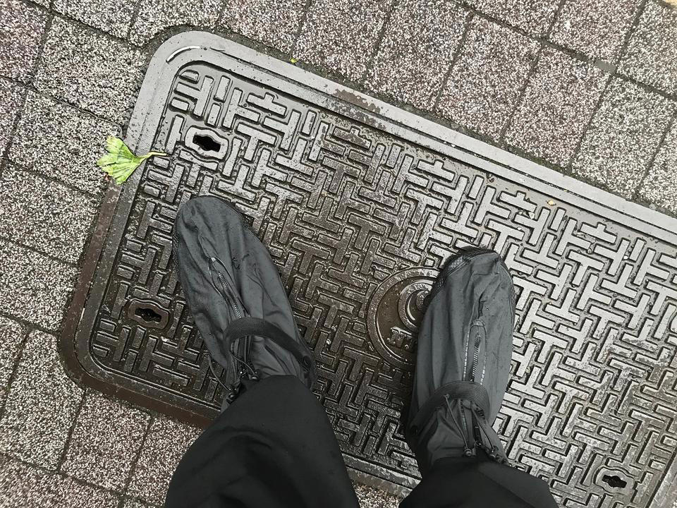 靴の上から履く防水シューズカバー, 脱ぎ履きはスムーズ, 滑らず歩きやすい, もちろん防水性ばっちり