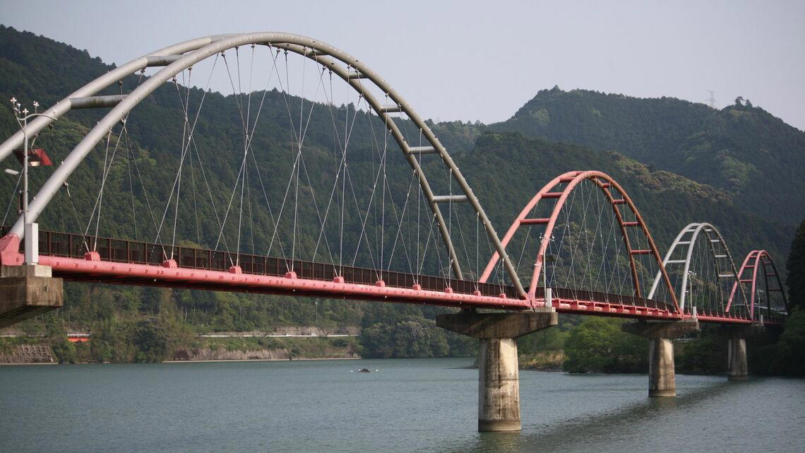 「幻の鉄道橋」を活用した人道橋, 「別ルート」完成で停滞した佐久間線, 天竜川のダム建設で再浮上するが…, トンネルや橋脚は完成状態で「凍結」, 活用できず撤去された施設も