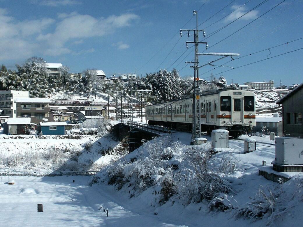 「幻の鉄道橋」を活用した人道橋, 「別ルート」完成で停滞した佐久間線, 天竜川のダム建設で再浮上するが…, トンネルや橋脚は完成状態で「凍結」, 活用できず撤去された施設も