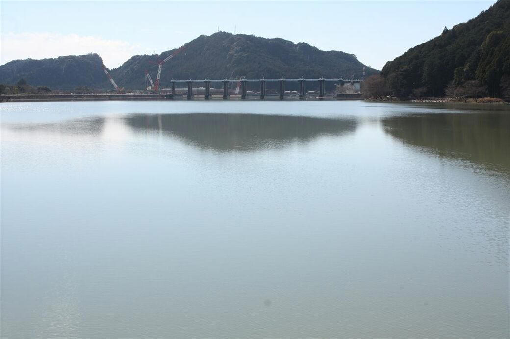 「幻の鉄道橋」を活用した人道橋, 「別ルート」完成で停滞した佐久間線, 天竜川のダム建設で再浮上するが…, トンネルや橋脚は完成状態で「凍結」, 活用できず撤去された施設も