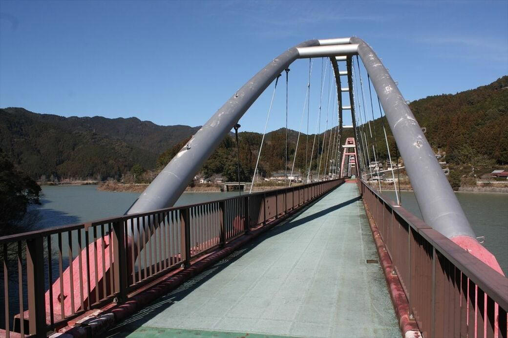 「幻の鉄道橋」を活用した人道橋, 「別ルート」完成で停滞した佐久間線, 天竜川のダム建設で再浮上するが…, トンネルや橋脚は完成状態で「凍結」, 活用できず撤去された施設も