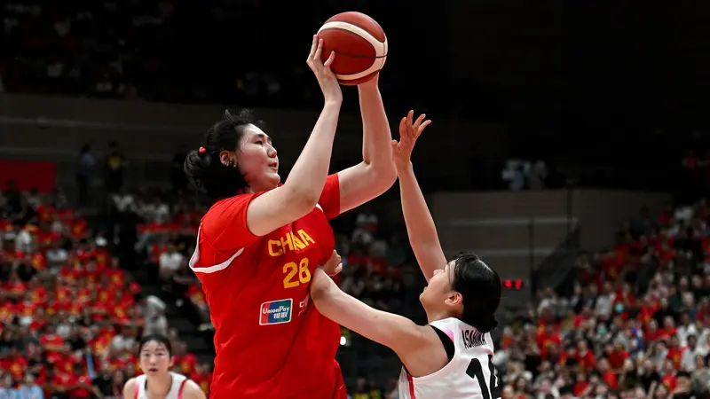 中国の巨女がまた現れた！, 中国はチャン・ツィユーの活躍で日本にも勝利。, 堂々たるチャン・ツィユーは、女子アジアカップに向けた親善試合で、またしても圧倒的なパフォーマンスを見せた。, 中国が日本を101-92で下した勝利に、18歳のプレーヤーが決定的な貢献をした。, 身長226cmのチャン・ツィユーは、対戦相手を圧倒した。, 相手は彼女を止めようとあらゆる手を尽くしたが、どうすることもできなかった。, 同選手はライバルを圧倒し、18得点を挙げた。, 中国代表としては3度目の出場だった。, 中国のメディアは、チャン・ツィユーとチームメイトのハン・シューを「ツインタワー」と呼んだ。, チャン・ツィユーは、ヒューストン・ロケッツのレジェンド、ヤオ・ミンとよく比較される。, 14歳ですでに2メートルを超えていた。