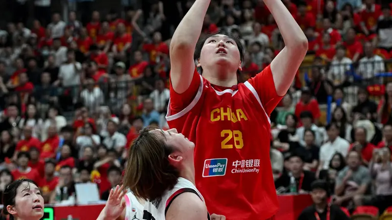 中国の巨女がまた現れた！, 中国はチャン・ツィユーの活躍で日本にも勝利。, 堂々たるチャン・ツィユーは、女子アジアカップに向けた親善試合で、またしても圧倒的なパフォーマンスを見せた。, 中国が日本を101-92で下した勝利に、18歳のプレーヤーが決定的な貢献をした。, 身長226cmのチャン・ツィユーは、対戦相手を圧倒した。, 相手は彼女を止めようとあらゆる手を尽くしたが、どうすることもできなかった。, 同選手はライバルを圧倒し、18得点を挙げた。, 中国代表としては3度目の出場だった。, 中国のメディアは、チャン・ツィユーとチームメイトのハン・シューを「ツインタワー」と呼んだ。, チャン・ツィユーは、ヒューストン・ロケッツのレジェンド、ヤオ・ミンとよく比較される。, 14歳ですでに2メートルを超えていた。