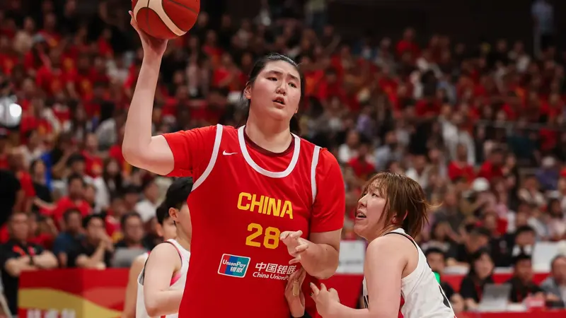 まるで別の惑星から来たような巨大なバスケットボール選手、チャン・ツィユー。, 最近、中国チャンピオンについて多くのことが語られている。, 18歳、身長220cm。世界で最も背の高いバスケットボール選手である。, 小学1年生のときの身長は165センチだったが、6年生になると202センチになった。, 彼女の運命は、アメリカの女子プロリーグであるWNBAに委ねられることは間違いなさそうだ。, 「バスケットボールでは明らかに私の方が有利だが、身長がすべてではない」と話す。, 6月13日、ボスニア・ヘルツェゴビナ戦で代表デビューを飾った。, FIBA U18女子アジアカップ2024で、傑出したパフォーマンスを記録した。, ある試合では44得点、14リバウンドを記録した。, 彼女の傑出したパフォーマンスで、大会MVPの称号を獲得した。, センターとしてプレーし、バスケット下での圧倒的な存在感が際立つ。, 中間距離からでも得点できる素晴らしい能力を持っている。