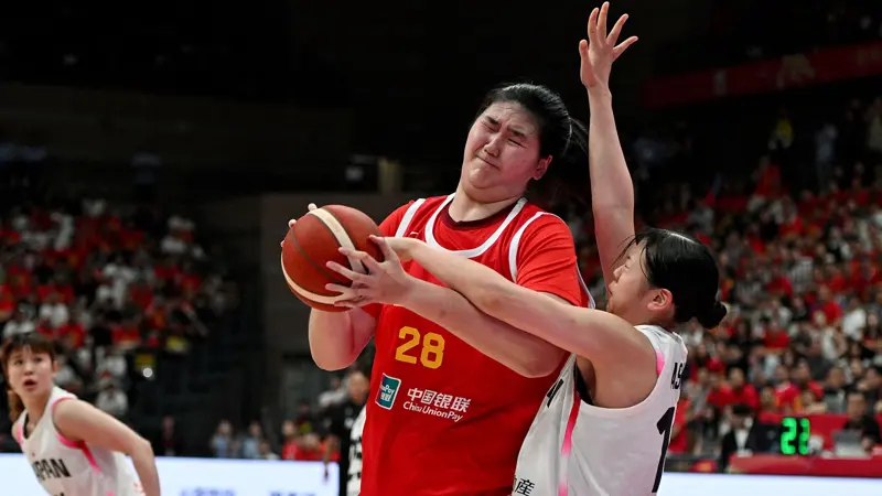 中国の巨女がまた現れた！, 中国はチャン・ツィユーの活躍で日本にも勝利。, 堂々たるチャン・ツィユーは、女子アジアカップに向けた親善試合で、またしても圧倒的なパフォーマンスを見せた。, 中国が日本を101-92で下した勝利に、18歳のプレーヤーが決定的な貢献をした。, 身長226cmのチャン・ツィユーは、対戦相手を圧倒した。, 相手は彼女を止めようとあらゆる手を尽くしたが、どうすることもできなかった。, 同選手はライバルを圧倒し、18得点を挙げた。, 中国代表としては3度目の出場だった。, 中国のメディアは、チャン・ツィユーとチームメイトのハン・シューを「ツインタワー」と呼んだ。, チャン・ツィユーは、ヒューストン・ロケッツのレジェンド、ヤオ・ミンとよく比較される。, 14歳ですでに2メートルを超えていた。