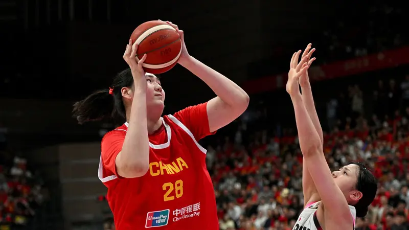 中国の巨女がまた現れた！, 中国はチャン・ツィユーの活躍で日本にも勝利。, 堂々たるチャン・ツィユーは、女子アジアカップに向けた親善試合で、またしても圧倒的なパフォーマンスを見せた。, 中国が日本を101-92で下した勝利に、18歳のプレーヤーが決定的な貢献をした。, 身長226cmのチャン・ツィユーは、対戦相手を圧倒した。, 相手は彼女を止めようとあらゆる手を尽くしたが、どうすることもできなかった。, 同選手はライバルを圧倒し、18得点を挙げた。, 中国代表としては3度目の出場だった。, 中国のメディアは、チャン・ツィユーとチームメイトのハン・シューを「ツインタワー」と呼んだ。, チャン・ツィユーは、ヒューストン・ロケッツのレジェンド、ヤオ・ミンとよく比較される。, 14歳ですでに2メートルを超えていた。