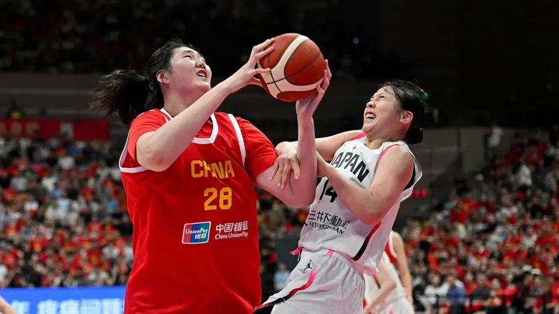 中国の巨女がまた現れた！, 中国はチャン・ツィユーの活躍で日本にも勝利。, 堂々たるチャン・ツィユーは、女子アジアカップに向けた親善試合で、またしても圧倒的なパフォーマンスを見せた。, 中国が日本を101-92で下した勝利に、18歳のプレーヤーが決定的な貢献をした。, 身長226cmのチャン・ツィユーは、対戦相手を圧倒した。, 相手は彼女を止めようとあらゆる手を尽くしたが、どうすることもできなかった。, 同選手はライバルを圧倒し、18得点を挙げた。, 中国代表としては3度目の出場だった。, 中国のメディアは、チャン・ツィユーとチームメイトのハン・シューを「ツインタワー」と呼んだ。, チャン・ツィユーは、ヒューストン・ロケッツのレジェンド、ヤオ・ミンとよく比較される。, 14歳ですでに2メートルを超えていた。