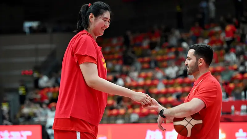 中国の巨女がまた現れた！, 中国はチャン・ツィユーの活躍で日本にも勝利。, 堂々たるチャン・ツィユーは、女子アジアカップに向けた親善試合で、またしても圧倒的なパフォーマンスを見せた。, 中国が日本を101-92で下した勝利に、18歳のプレーヤーが決定的な貢献をした。, 身長226cmのチャン・ツィユーは、対戦相手を圧倒した。, 相手は彼女を止めようとあらゆる手を尽くしたが、どうすることもできなかった。, 同選手はライバルを圧倒し、18得点を挙げた。, 中国代表としては3度目の出場だった。, 中国のメディアは、チャン・ツィユーとチームメイトのハン・シューを「ツインタワー」と呼んだ。, チャン・ツィユーは、ヒューストン・ロケッツのレジェンド、ヤオ・ミンとよく比較される。, 14歳ですでに2メートルを超えていた。