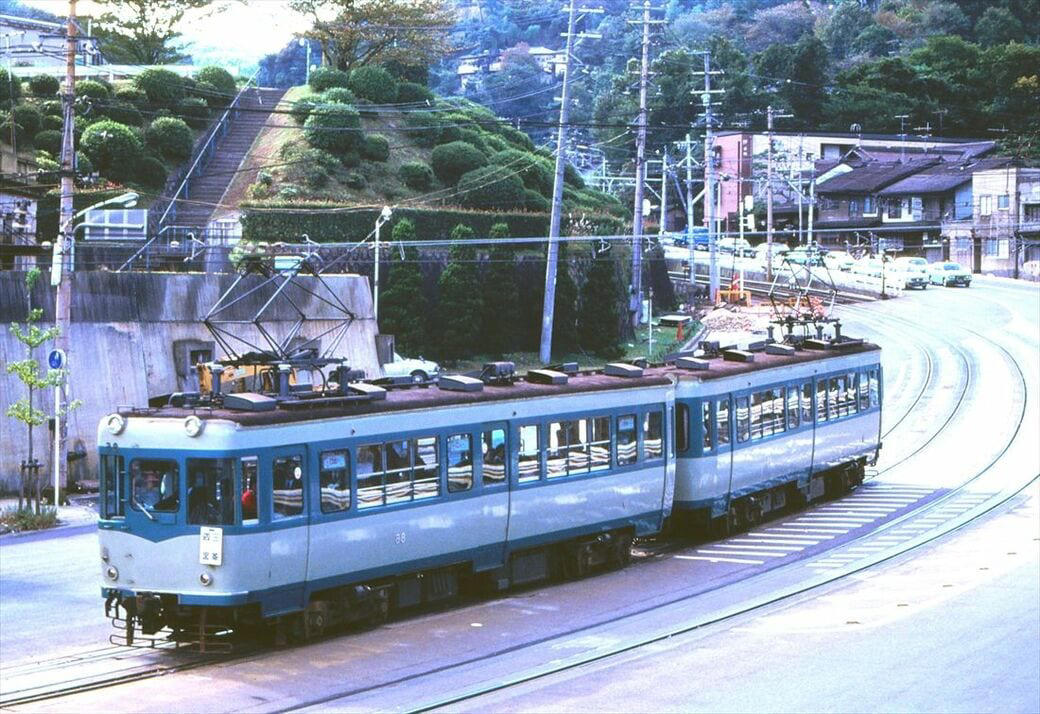 新潟の路上を走った「かぼちゃ電車」, 路上ではステップで乗り降りした福井, 急勾配の路面を走った京阪京津線, パノラマカーが橋の上を車と並走, 岐阜市内を走った大正生まれの「丸窓電車」, 路面電車と一味違う迫力