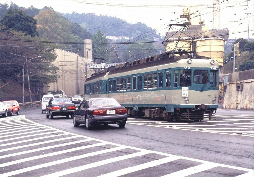 新潟の路上を走った「かぼちゃ電車」, 路上ではステップで乗り降りした福井, 急勾配の路面を走った京阪京津線, パノラマカーが橋の上を車と並走, 岐阜市内を走った大正生まれの「丸窓電車」, 路面電車と一味違う迫力