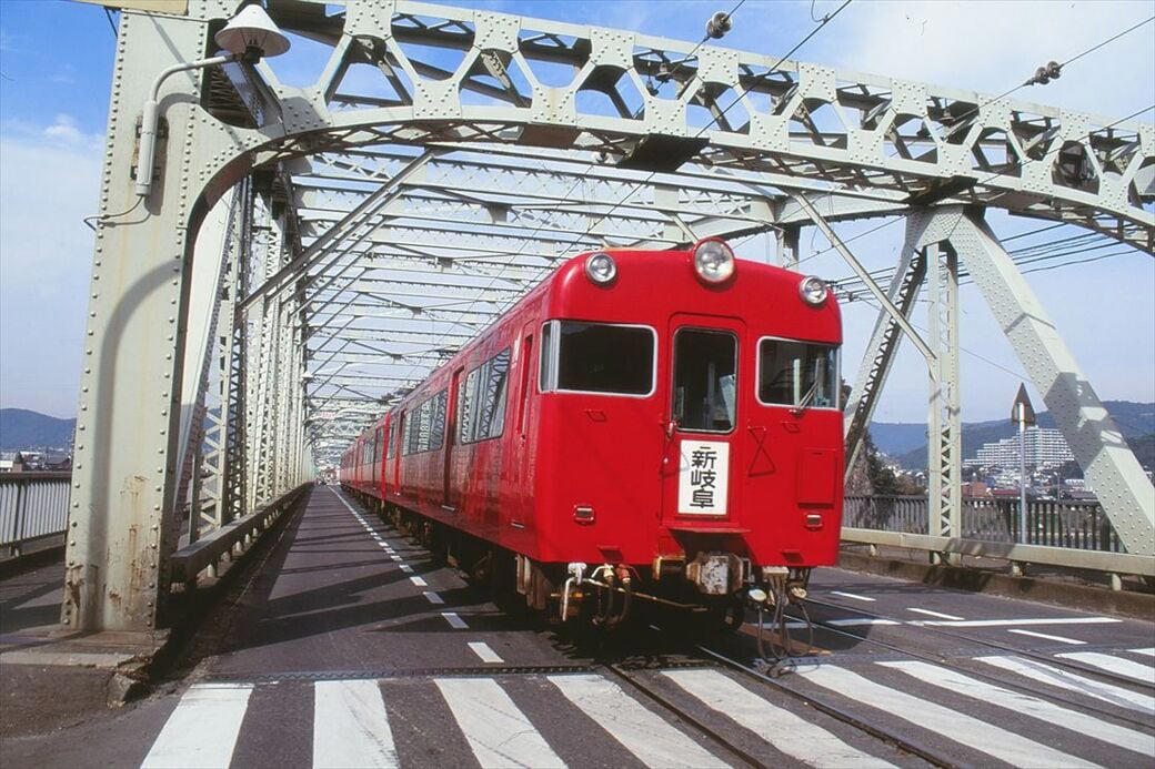新潟の路上を走った「かぼちゃ電車」, 路上ではステップで乗り降りした福井, 急勾配の路面を走った京阪京津線, パノラマカーが橋の上を車と並走, 岐阜市内を走った大正生まれの「丸窓電車」, 路面電車と一味違う迫力