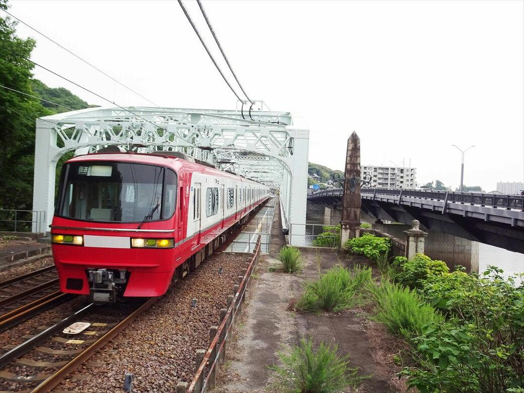 新潟の路上を走った「かぼちゃ電車」, 路上ではステップで乗り降りした福井, 急勾配の路面を走った京阪京津線, パノラマカーが橋の上を車と並走, 岐阜市内を走った大正生まれの「丸窓電車」, 路面電車と一味違う迫力