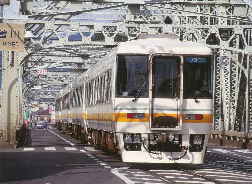 新潟の路上を走った「かぼちゃ電車」, 路上ではステップで乗り降りした福井, 急勾配の路面を走った京阪京津線, パノラマカーが橋の上を車と並走, 岐阜市内を走った大正生まれの「丸窓電車」, 路面電車と一味違う迫力